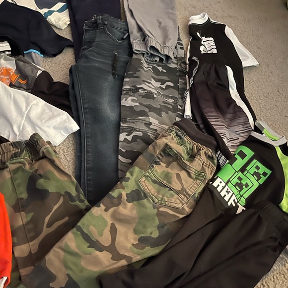 Boys clothes/Shoes - Picture 2 of 3